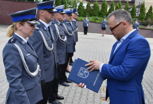Komendanci, kadra kierownicza, mianowani funkcjonariusze,  zaproszeni goście na obchodach Święta Policji w Bochni